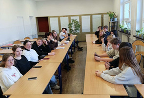 Czy reklama ma granice? Debata wokół kampanii z Tomaszem Karolakiem